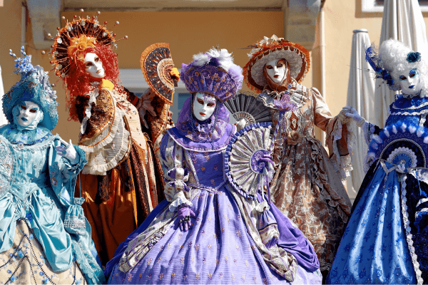 Bonecas com vestidos luxuosos, estilo veneziano ou de carnaval.