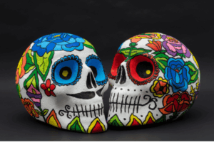Caveiras mexicanas decoradas, típicas do Dia dos Mortos.