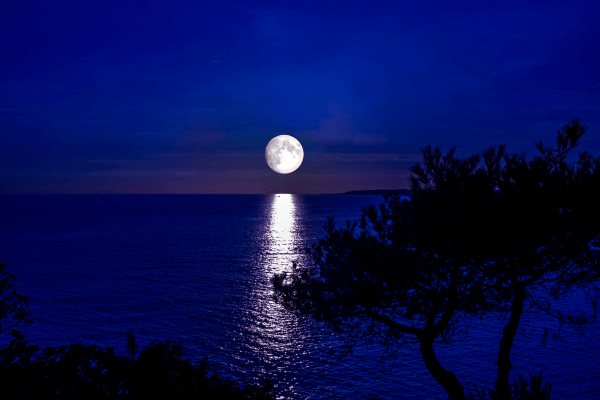 Lua cheia refletida no mar.